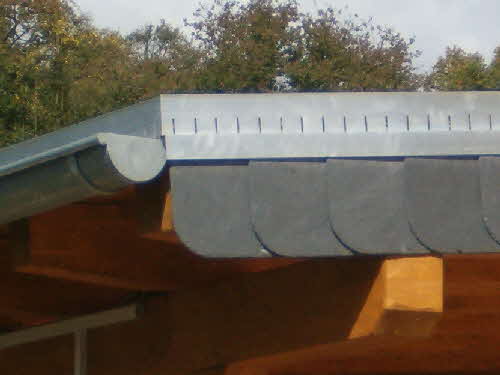 Dach mit Kiesfangleiste